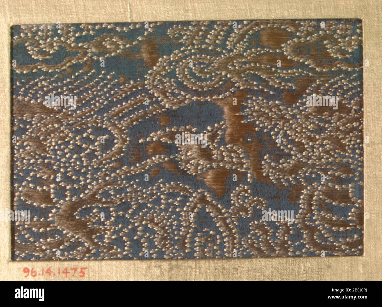 Pièce, Japon, XVIIIe–XIXe siècle, Japon, soie, 2 3/4 x 4 po. (6,99 x 10,16 cm), textiles-tissés Banque D'Images