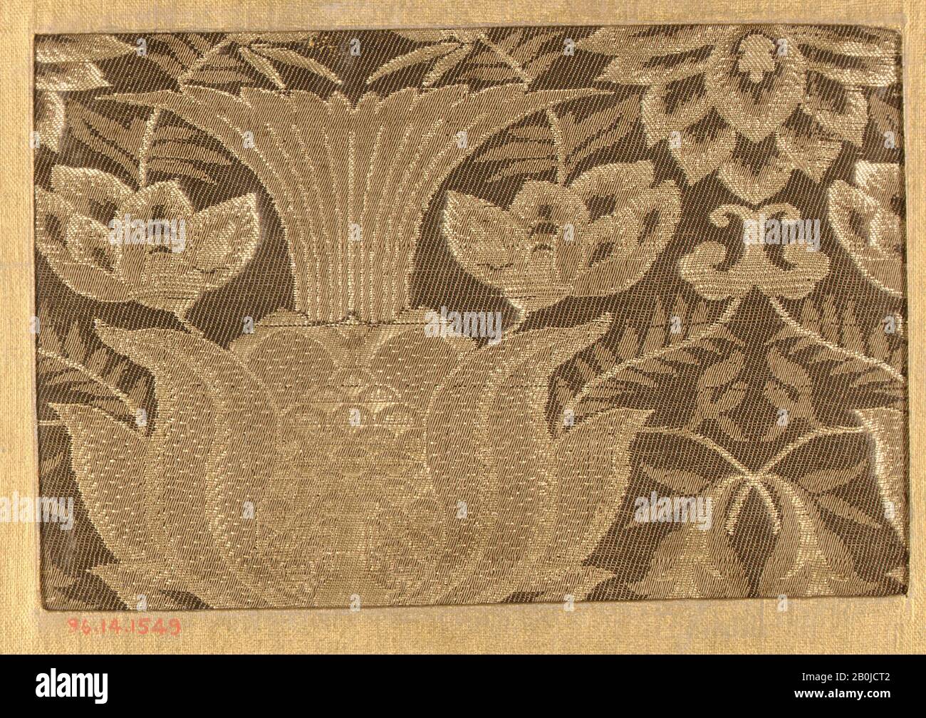 Pièce, Japon, XVIIIe–XIXe siècle, Japon, soie, 4 x 5 3/4 po. (10,16 x 14,61 cm), textiles-tissés Banque D'Images