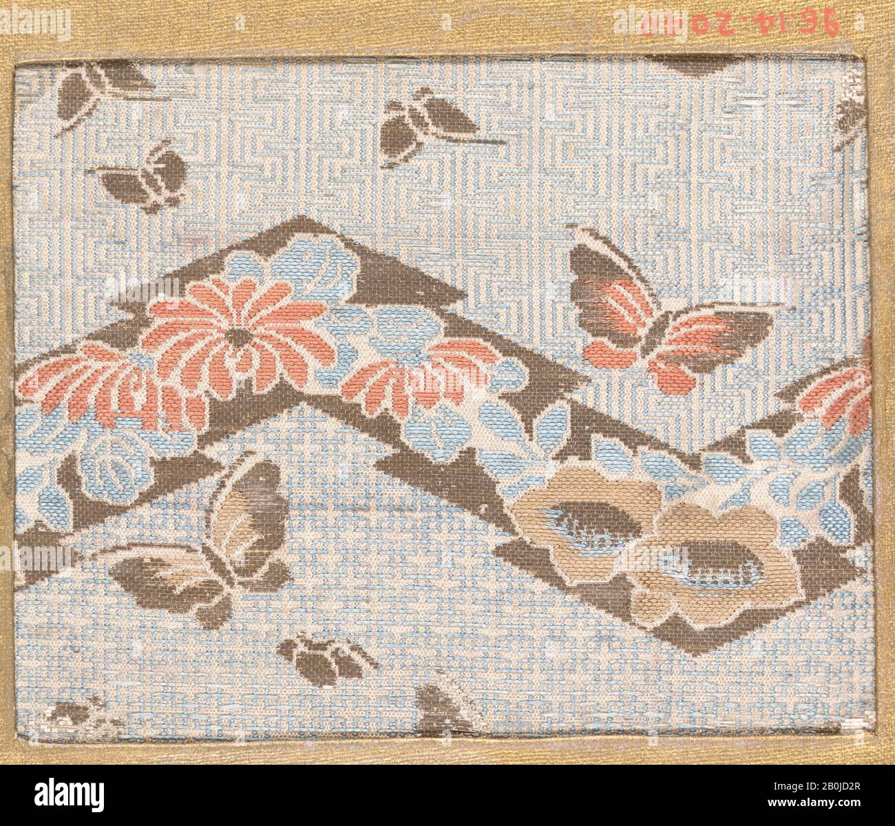 Pièce, Japon, XVIIIe–XIXe siècle, Japon, soie, 3 1/4 x 4 po. (8,26 x 10,16 cm), textiles-tissés Banque D'Images