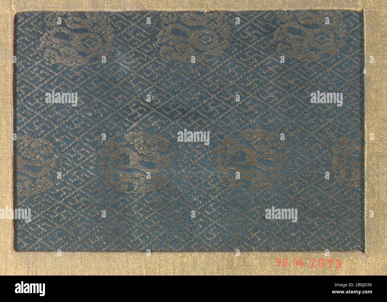 Pièce, Japon, XVIIIe–XIXe siècle, Japon, soie, 2 3/4 x 4 po. (6,99 x 10,16 cm), textiles-tissés Banque D'Images