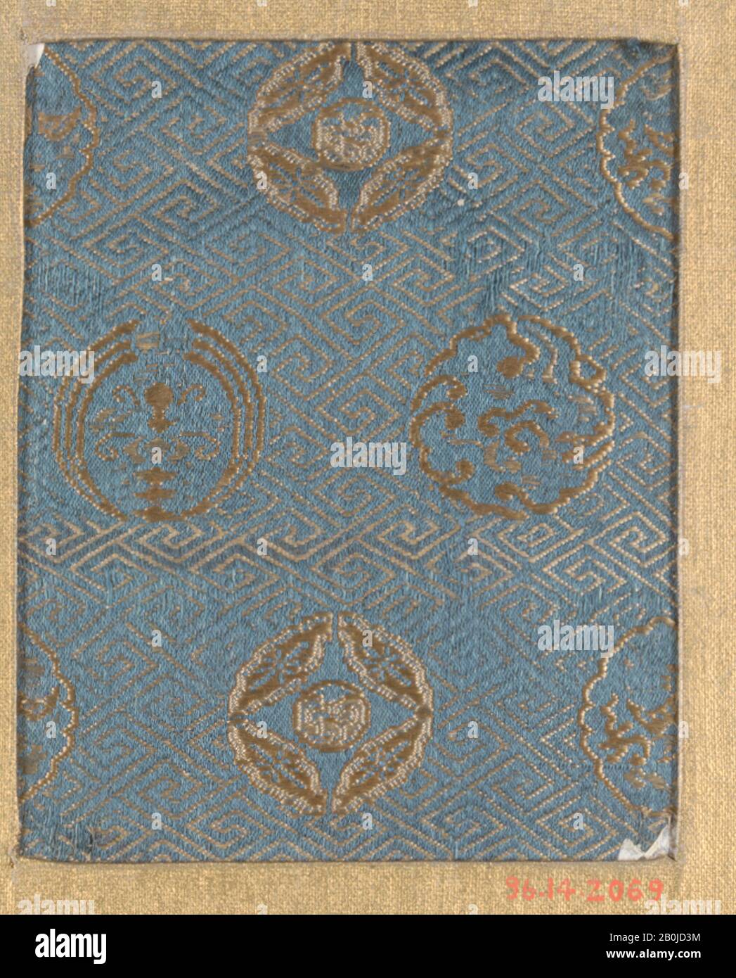 Pièce, Japon, XVIIIe–XIXe siècle, Japon, soie, 4 x 3 1/4 po. (10,16 x 8,26 cm), textiles-tissés Banque D'Images