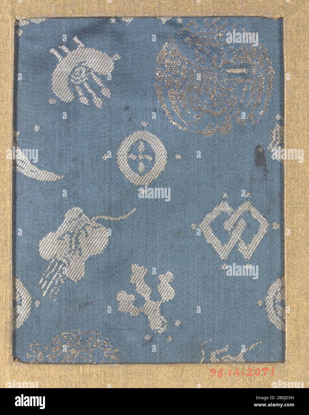 Pièce, Japon, XVIIIe–XIXe siècle, Japon, soie, 4 x 3 1/4 po. (10,16 x 8,26 cm), textiles-tissés Banque D'Images