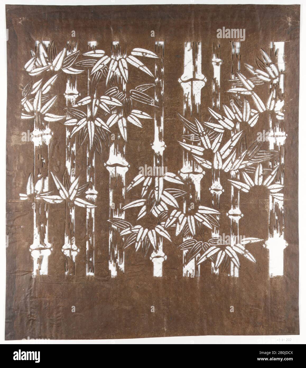 Pochoir, Japon, XIXe siècle, Japon, papier, soie, 19 1/8 x 16 7/8 po. (48,6 x 42,9 cm), pochoirs Banque D'Images