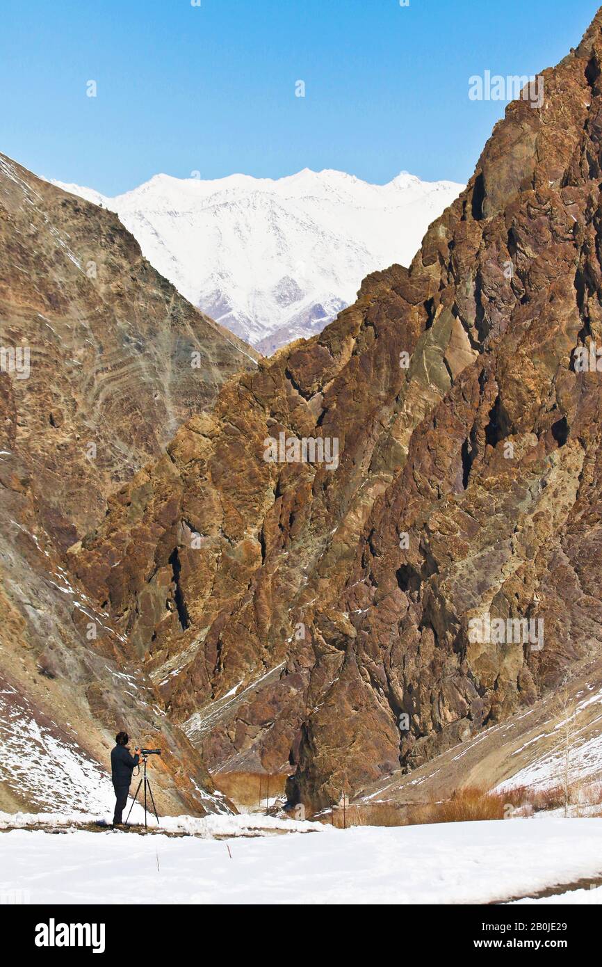 Photographe à la recherche de léopard des neiges dans la vallée de Rumbak. Ladakh. Himalaya. Inde Banque D'Images