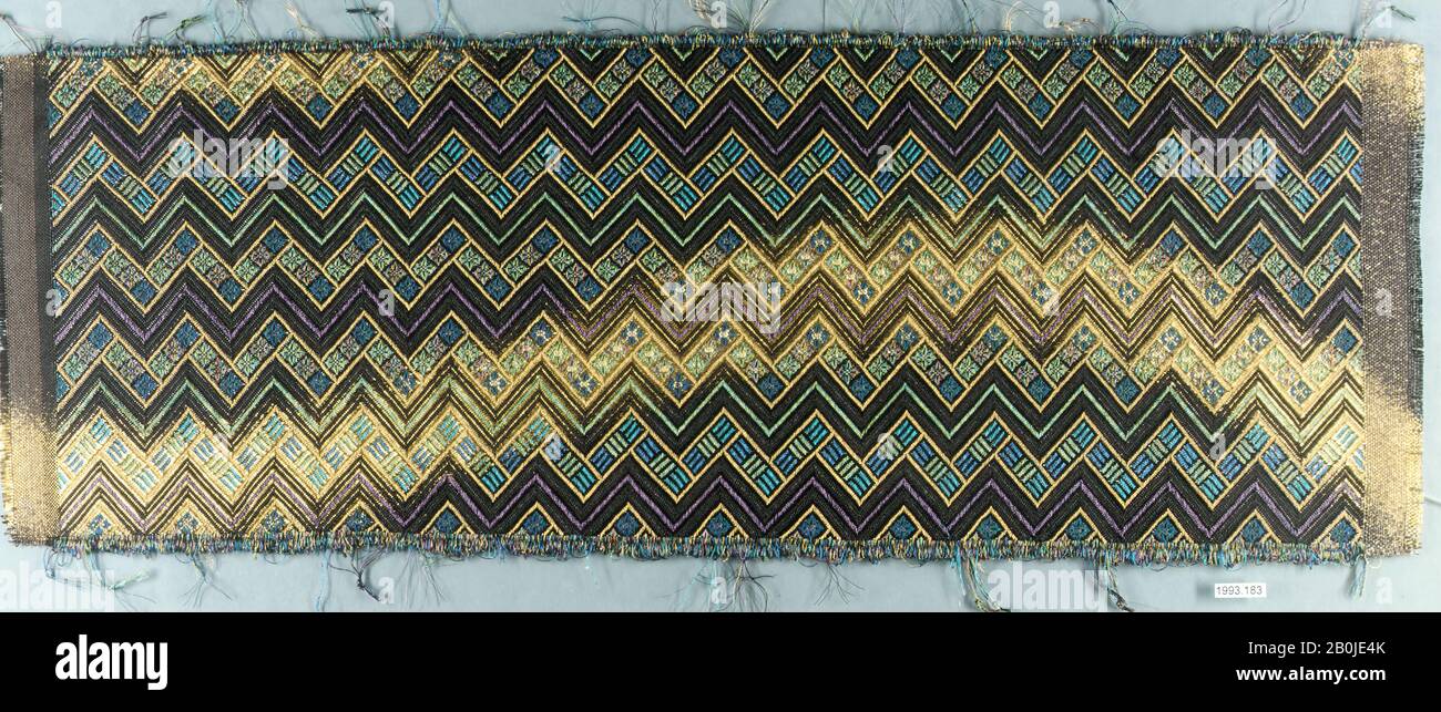 Tapisserie tissée, Japon, XXe siècle, Japon, fils laqués dorés et multicolores, fibre synthétique, 24 3/4 x 9 in. (62,9 x 22,9 cm), textiles-tissés Banque D'Images
