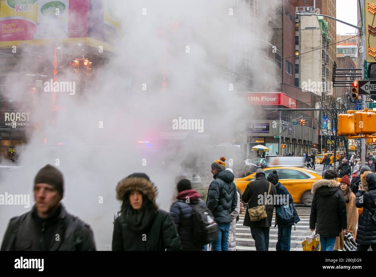 La vapeur monte, dévie l'intersection de la route entre les bâtiments de Midtown dans la neige à La Times Square à New York City NY USA le 18 janvier 2020. Banque D'Images