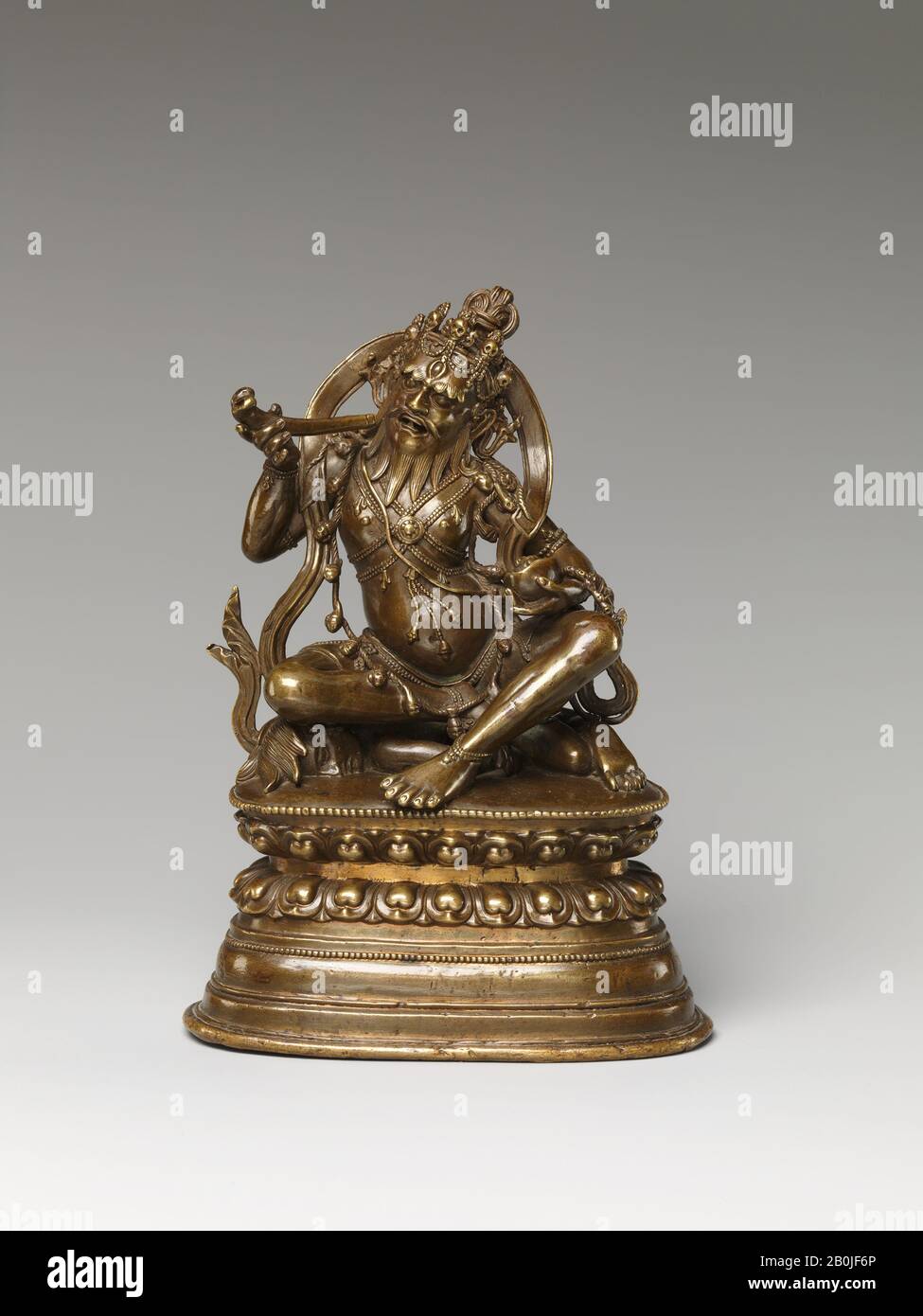 Brahmarupa Mahakala, Tibet, XVIIe siècle, Tibet, laiton, H. 6 5/8 in. (16,8 cm) ; avec 4 3/4 po. (12,1 cm) ; D. 3 3/8 po. (8,6 cm), Sculpture Banque D'Images