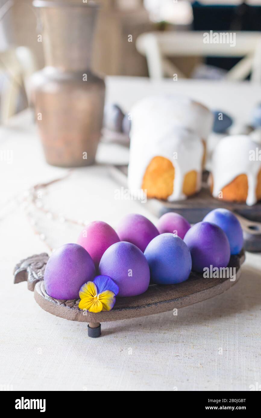 Oeufs de poule naturellement teint avec une fleur violette sur fond de lin, printemps de Pâques salutation carte postale concept Banque D'Images