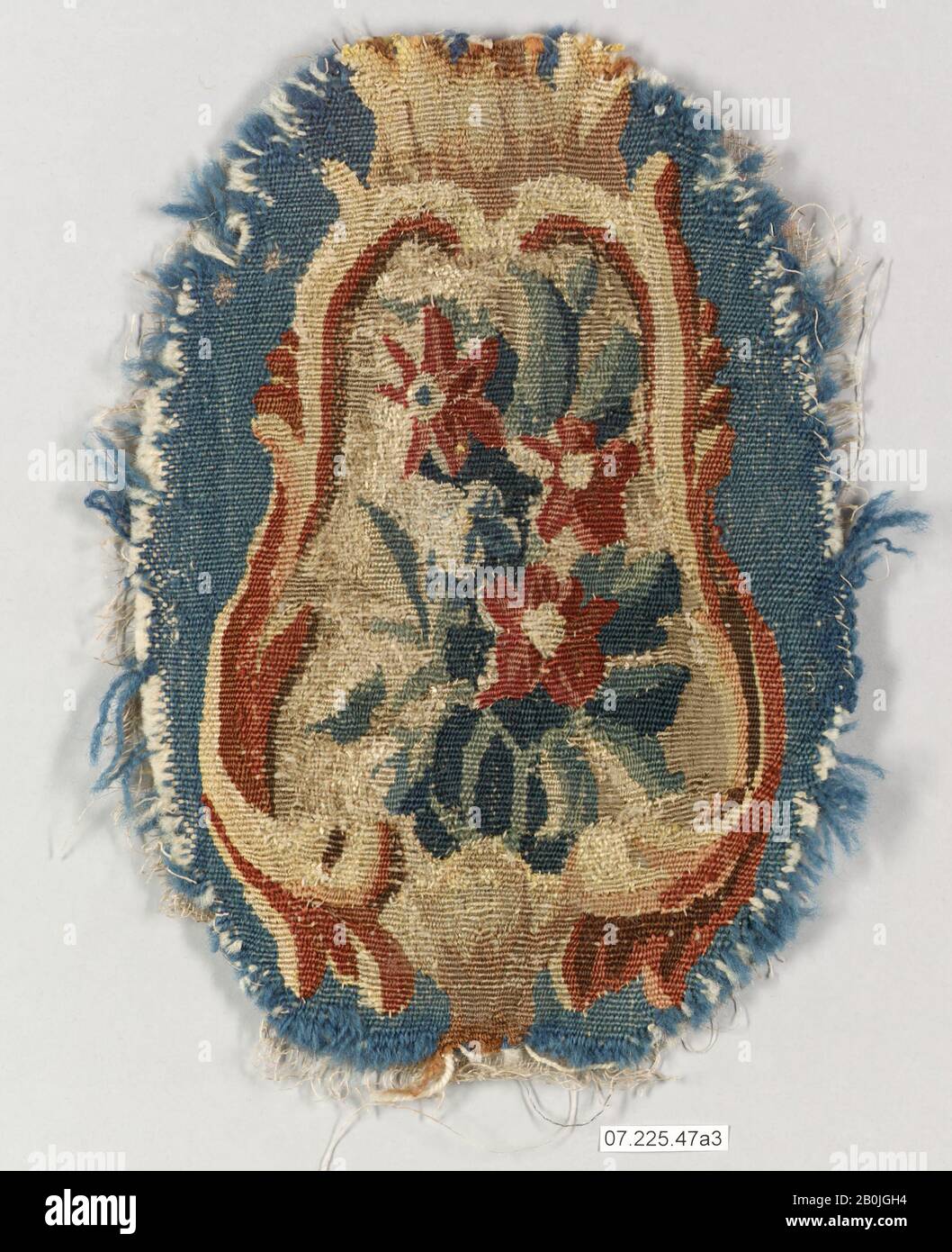 Probablement fabriqué à Beauvais, Rocaille cartouche avec des fleurs, français, probablement Beauvais, CA. 1735–50, français, probablement Beauvais, laine, soie (20-22 gauchissement par pouce, 8 par cm), 11 × 6 po. (27,9 × 15,2 cm), textiles-Tapisseries Banque D'Images