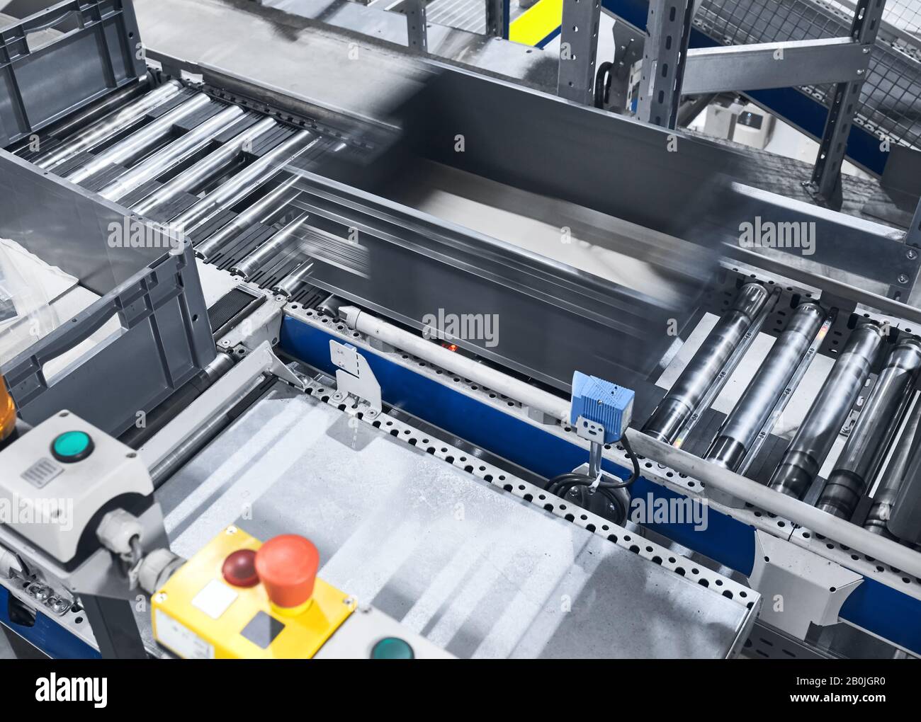 Système convoyeur moderne avec boîte en mouvement, faible profondeur de champ. Banque D'Images