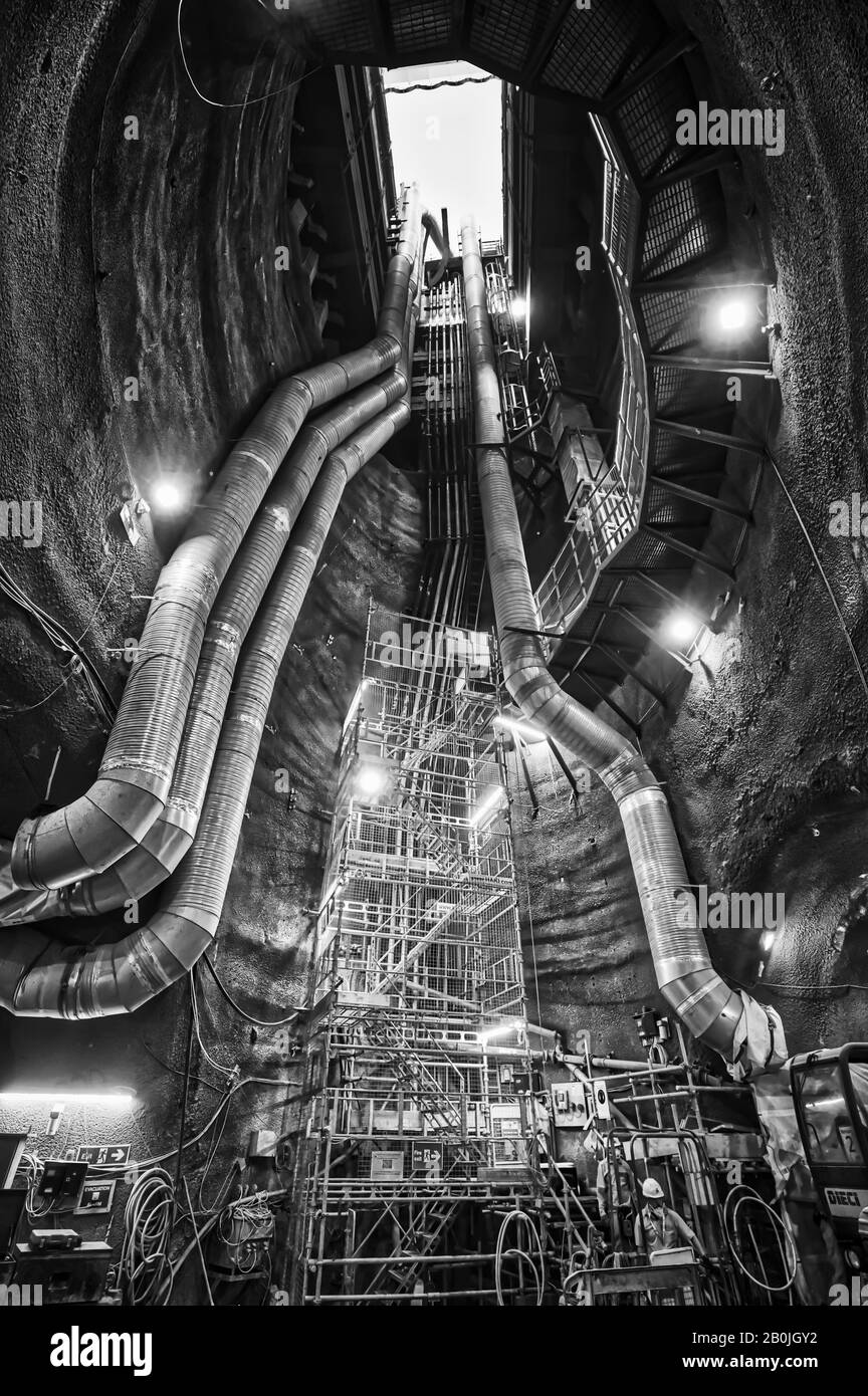 L'arbre à la surface avec des tuyaux utilisés pour le tunneling pour le BSCU (Bank Station Capacity Upgrade) fonctionne sous King William Street et Cannon Street Lon Banque D'Images