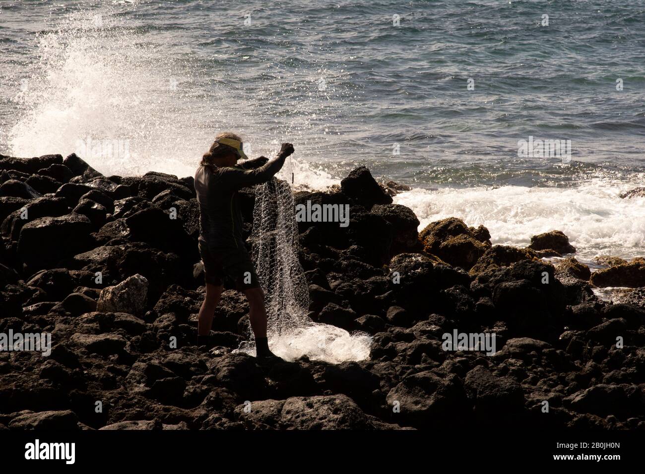 L'homme hawaïen natif prépare le filet aux poissons, Kauai, Hawaï, États-Unis Banque D'Images