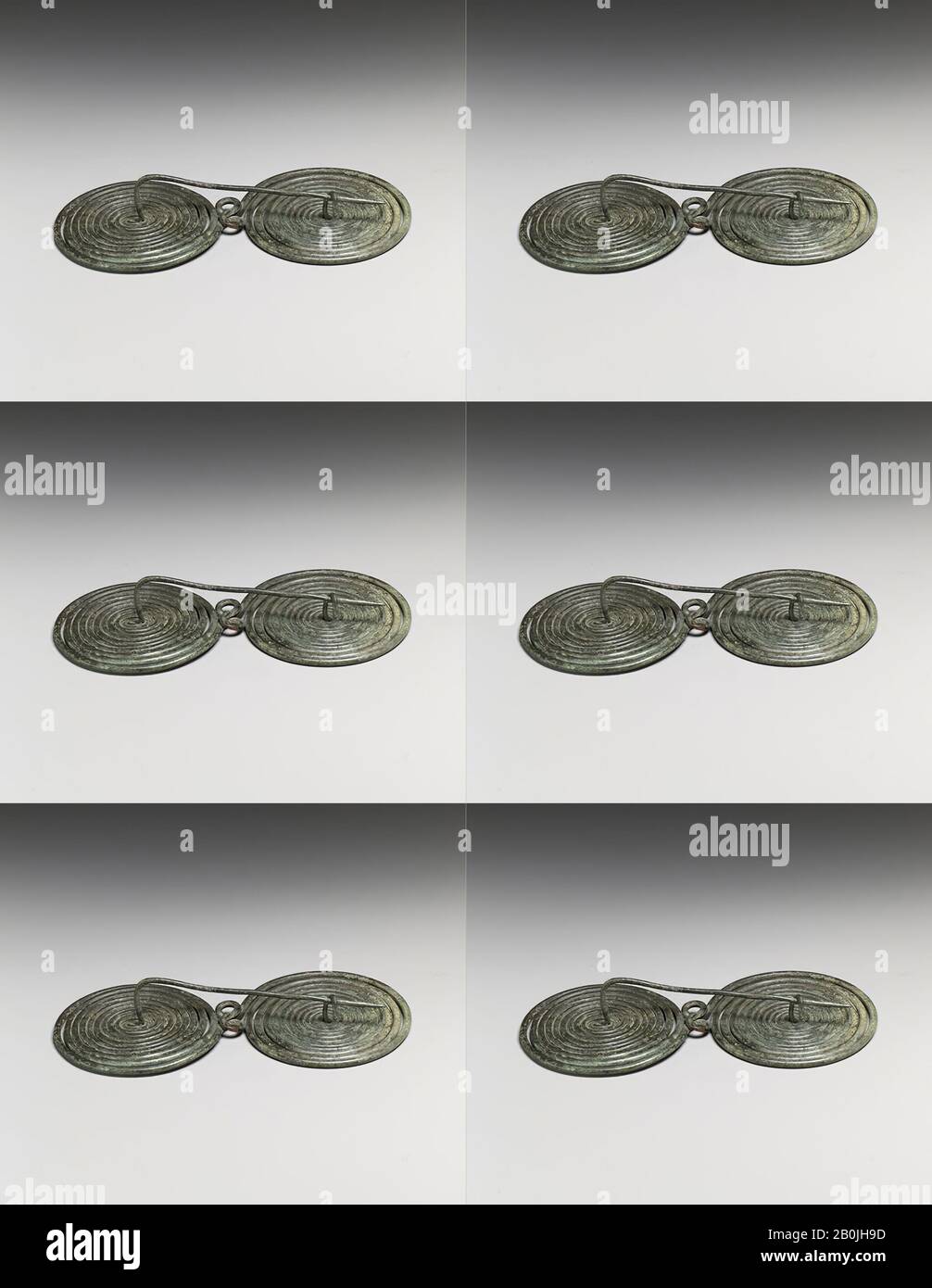 Fibula de spectacle de bronze (goupille de sécurité), italique, géométrique, date du 8ème au 7ème siècle avant J.-C., italique, bronze, longueur 5 15/16 po. (15 cm), Bronzes Banque D'Images