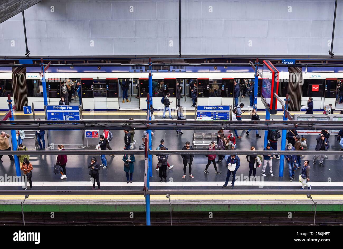 Madrid, Espagne - 17 Février 2020. Les gens qui attendent un train dans une station de métro de Madrid, Espagne. Banque D'Images