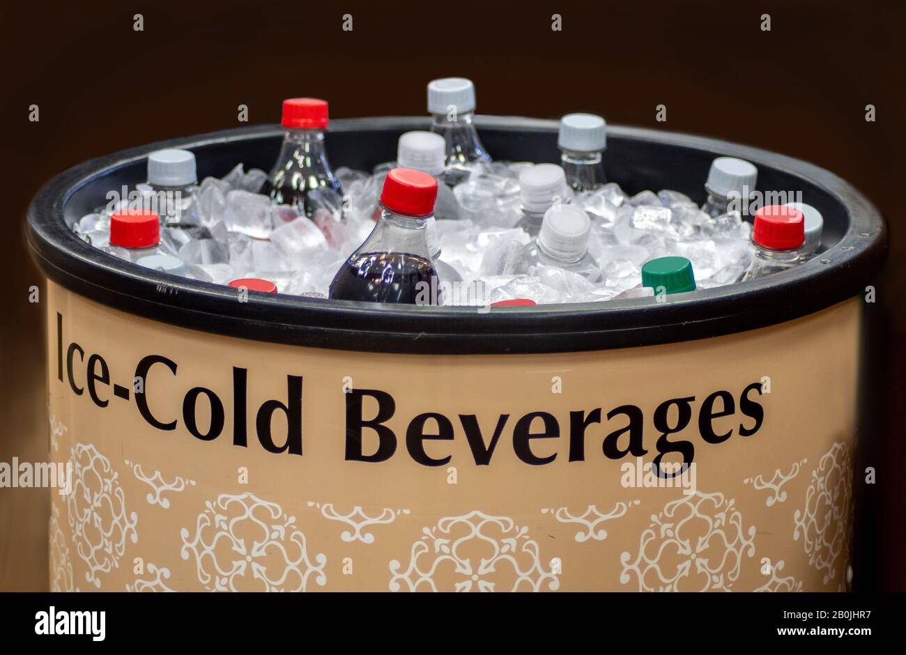 Une glacière de soda pop se trouve dans un bain de glace dans un magasin local Banque D'Images