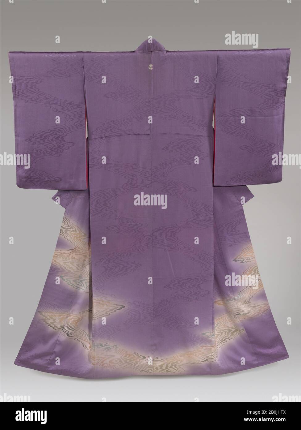 Kimono à L'eau Fluide Stylisée, Japon, période de Shōwa (1926–89), Date deuxième trimestre du XXe siècle, Japon, soie; pâte résistant aux teints d'or et d'argent peint accents, Dans L'Ensemble: 62 × 51 po. (157,5 × 129,5 cm), textiles-costumes Banque D'Images