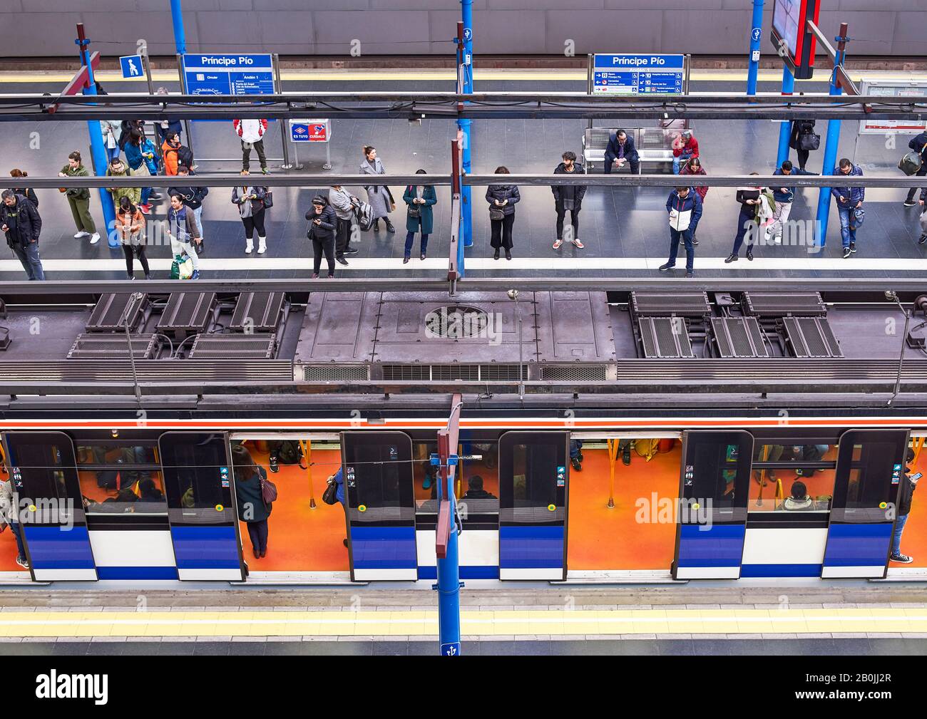 Madrid, Espagne - 17 Février 2020. Les gens qui attendent un train dans une station de métro de Madrid, Espagne. Banque D'Images