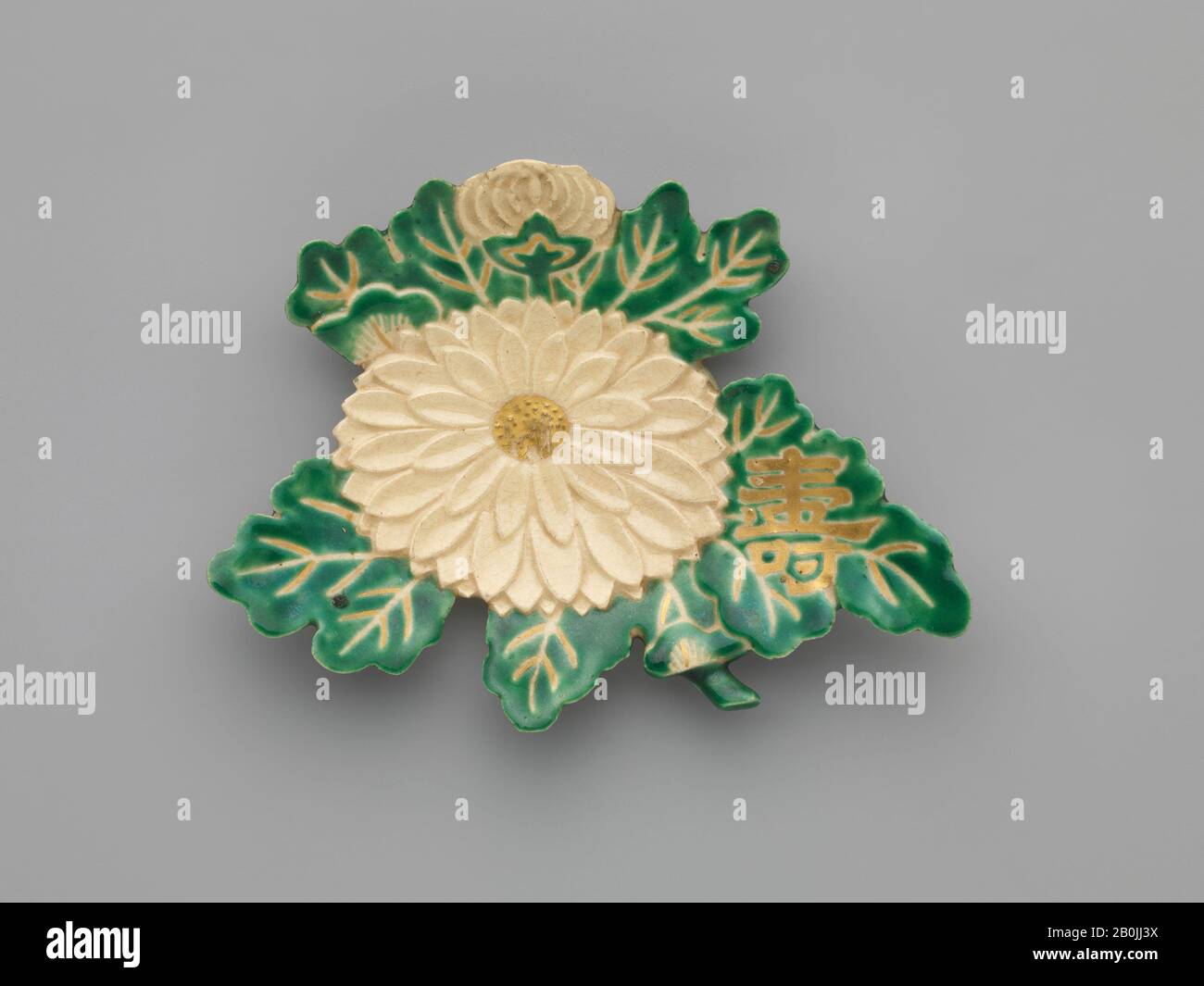 Plat de style KENZAN dans la forme de Chrysanthemum, Japon, période Edo (1615–1868), Date début du XIXe siècle, Japon, grès aux émaux de glaçure (Kyoto ware), W. 3 1/4 in. 8,3 cm ; L 18 po. (45,7 cm), céramique Banque D'Images