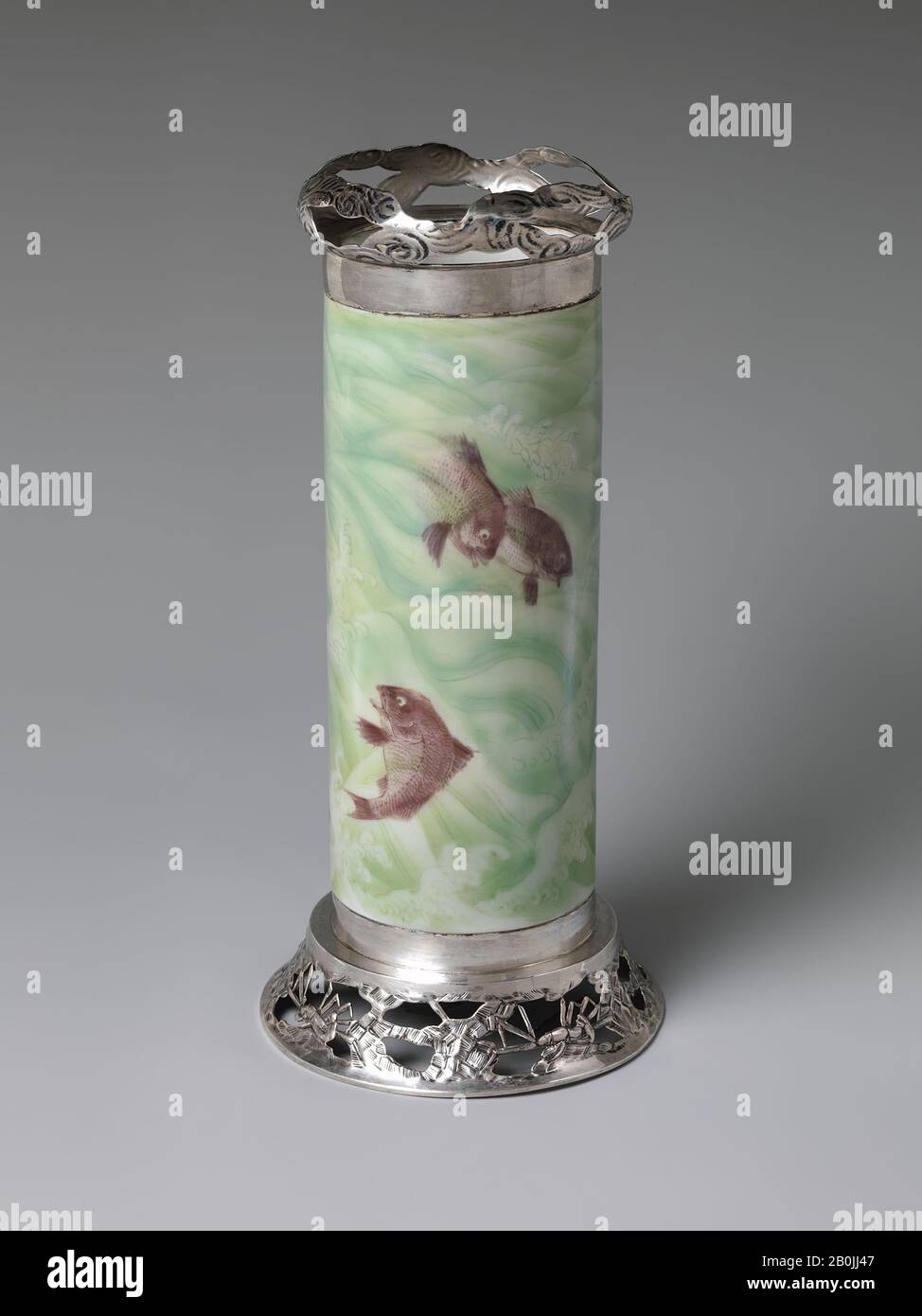 Makuzu Kōzan I (Miyagawa Toranosuke), vase avec Carps à Waves, Japon, période Meiji (1868–1912), Makuzu Kōzan I (Miyagawa Toranosuke) (japonais, 1842–1916), fin du XIXe–début du XXe siècle, Japon, Porcelaine avec ferrures, H. 10 in. (25,4 cm) ; diam. 3 1/4 po. (8,3 cm), diam. De la jante : 3 3/4 in. (9,5 cm), diam. Du pied: 4 7/8 po. (12,4 cm), céramique Banque D'Images