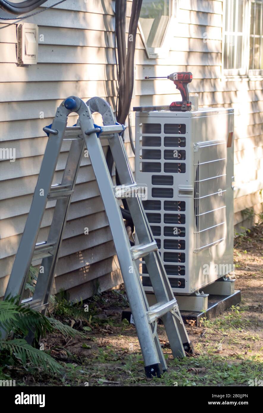 Un mini système HVAC divisé est installé dans une maison, pour le chauffage et la climatisation à faible consommation d'énergie Banque D'Images