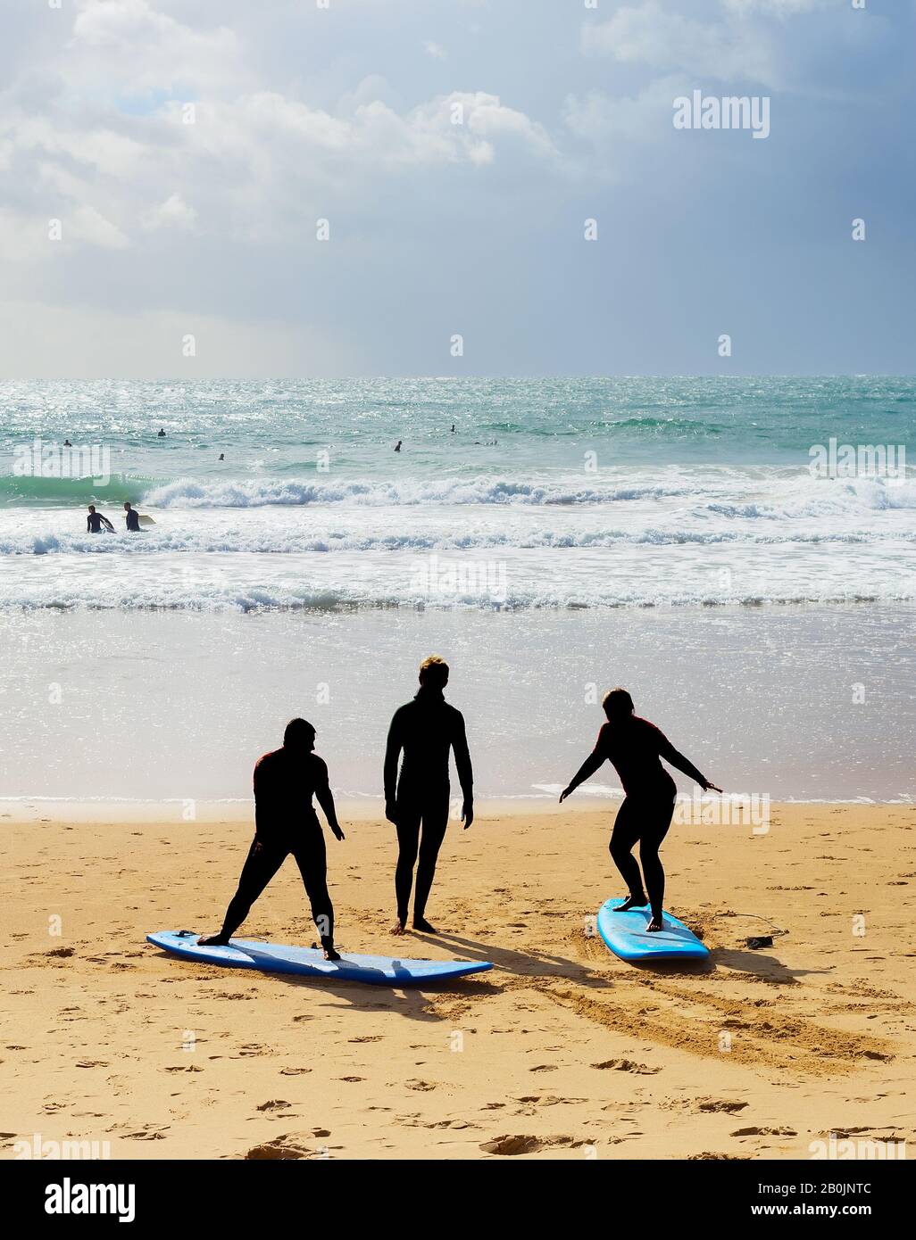 L'apprentissage à l'école de surf cours de surf de prendre à la plage. Portugal Banque D'Images