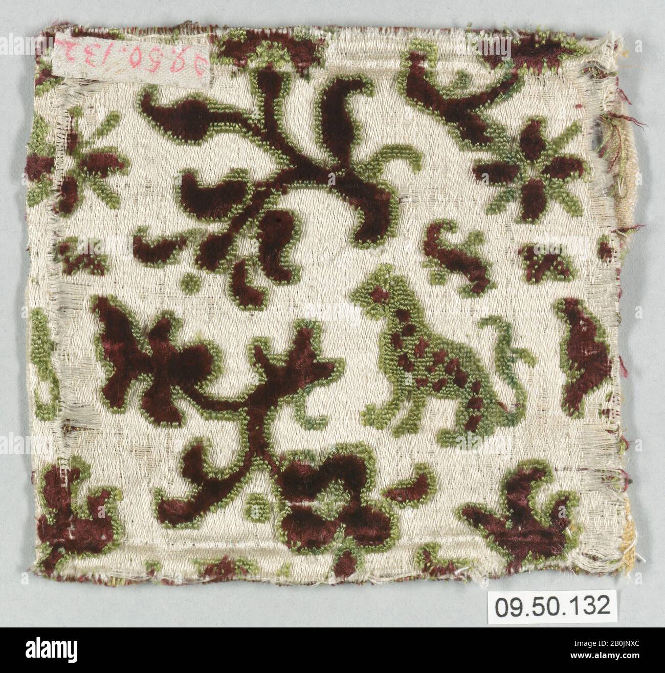 Velours, italien, du XVIe au XVIIe siècle, italien, L. 3 3/4 x W. 4 pouces (9,5 x 10,2 cm), textiles-Velours Banque D'Images