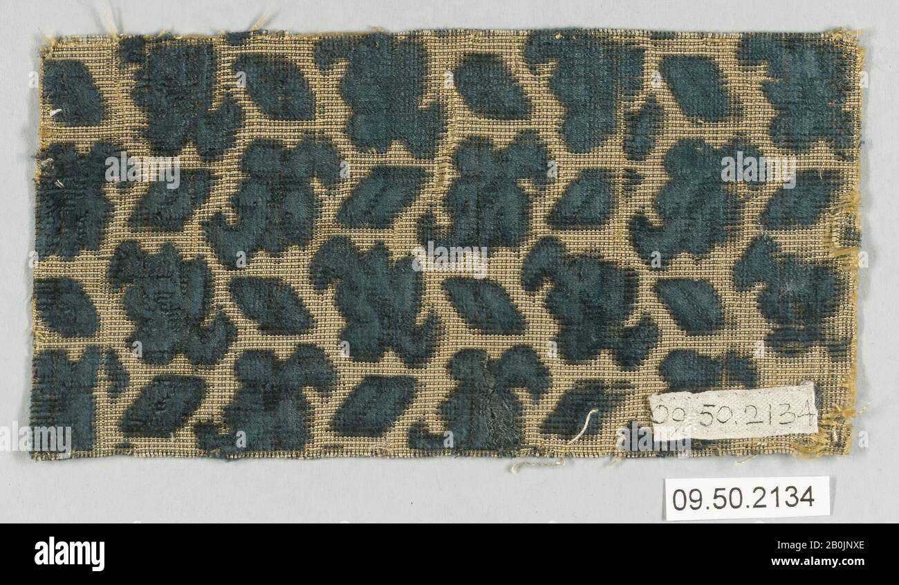 Pièce, italienne, du XVIe au XVIIe siècle, italienne, soie, L. 2 5/8 x W. 5 1/8 pouces (6,7 x 13,0 cm), textiles-Velours Banque D'Images