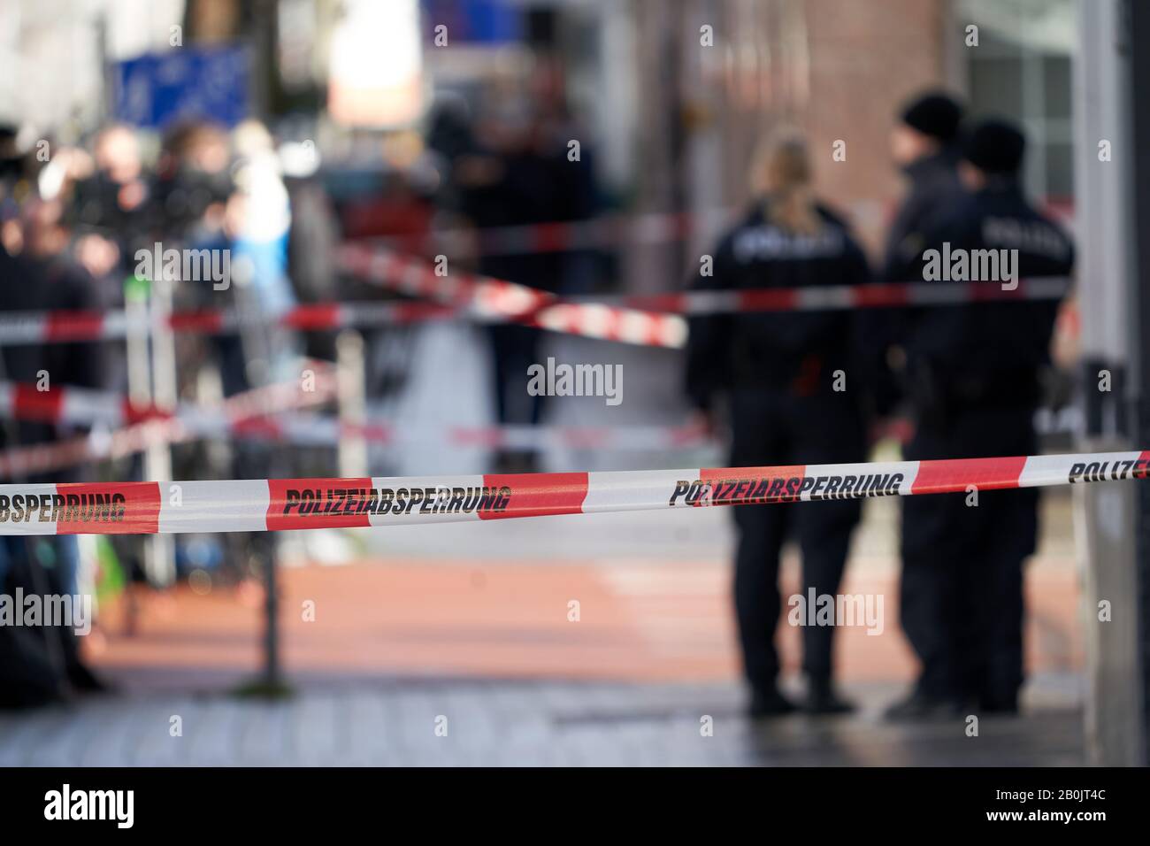 Hanau, Allemagne. 20 février 2020. Des cordages de police peuvent être vus à la Heumarkt, où plusieurs personnes ont été tuées. Dans une prétendue attaque extrémiste et raciste de droite, un Allemand de 43 ans à Hanau, Hesse a tiré plusieurs coups de feu et lui-même. Crédit: Thomas Frey/Dpa/Alay Live News Banque D'Images