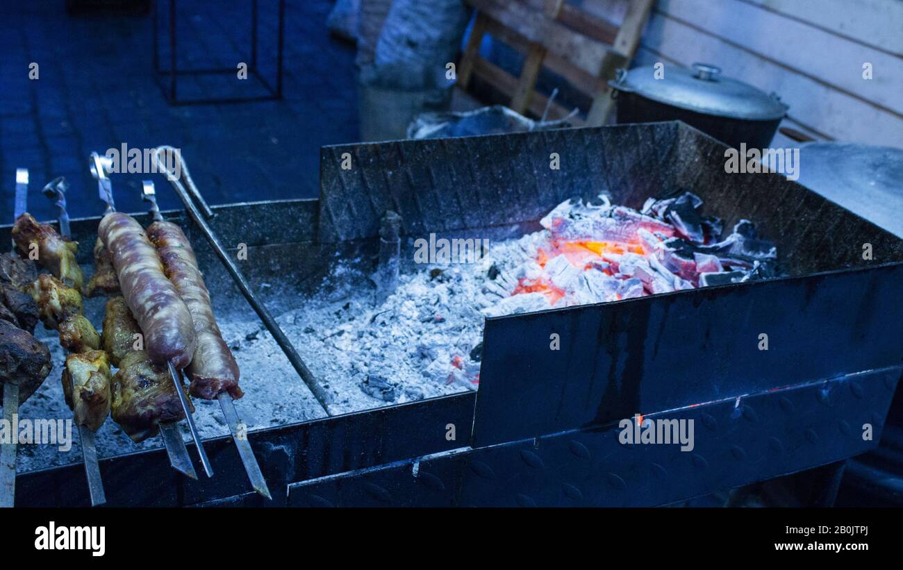 Brochettes grillées. Barbecue avec barbecue, feu. Grillades, barbecue. Cuisine de rue. Bannière. CopySpace Banque D'Images