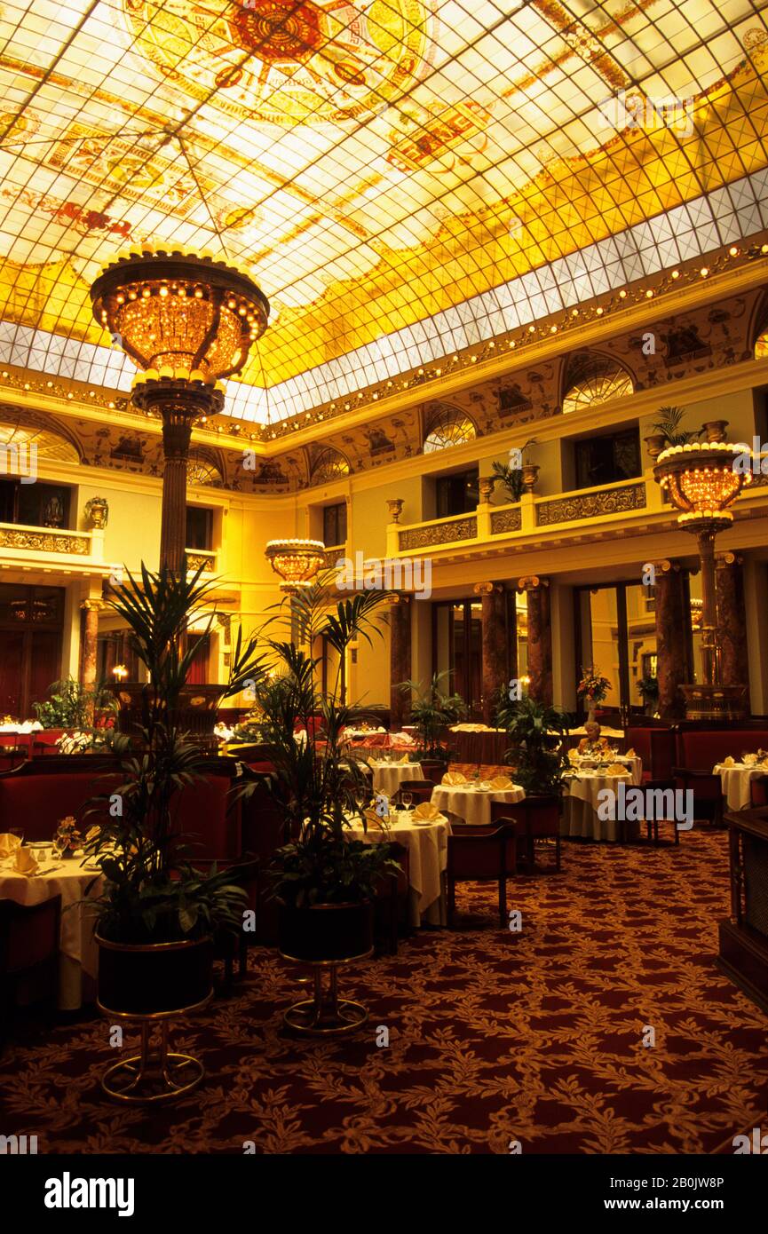 RUSSIE, MOSCOU, PLACE DE LA RÉVOLUTION, HÔTEL METROPOL, SALLE À MANGER, TOIT EN VERRE TIFFANY Banque D'Images