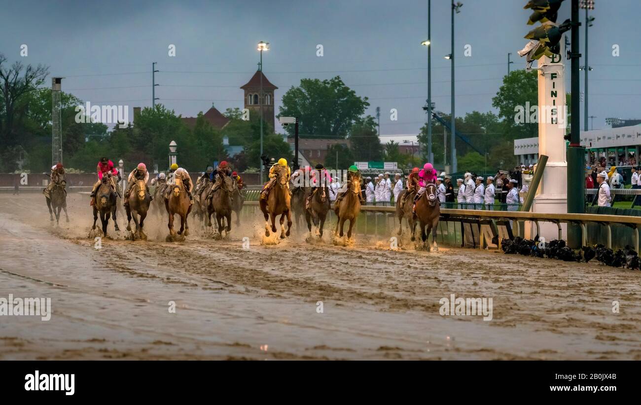 Maximum Security, monté par le jockey Luis Saez conduit le #7 Horse Heading à la ligne d'arrivée à la 145ème course du Kentucky Derby le 4 mai 2019 à Churchill Downs à Louisville, Kentucky. Banque D'Images