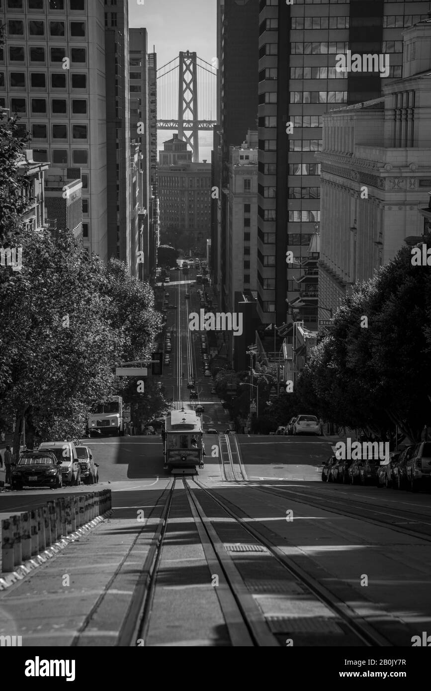 Tramways de San Francisco vers le port Banque D'Images