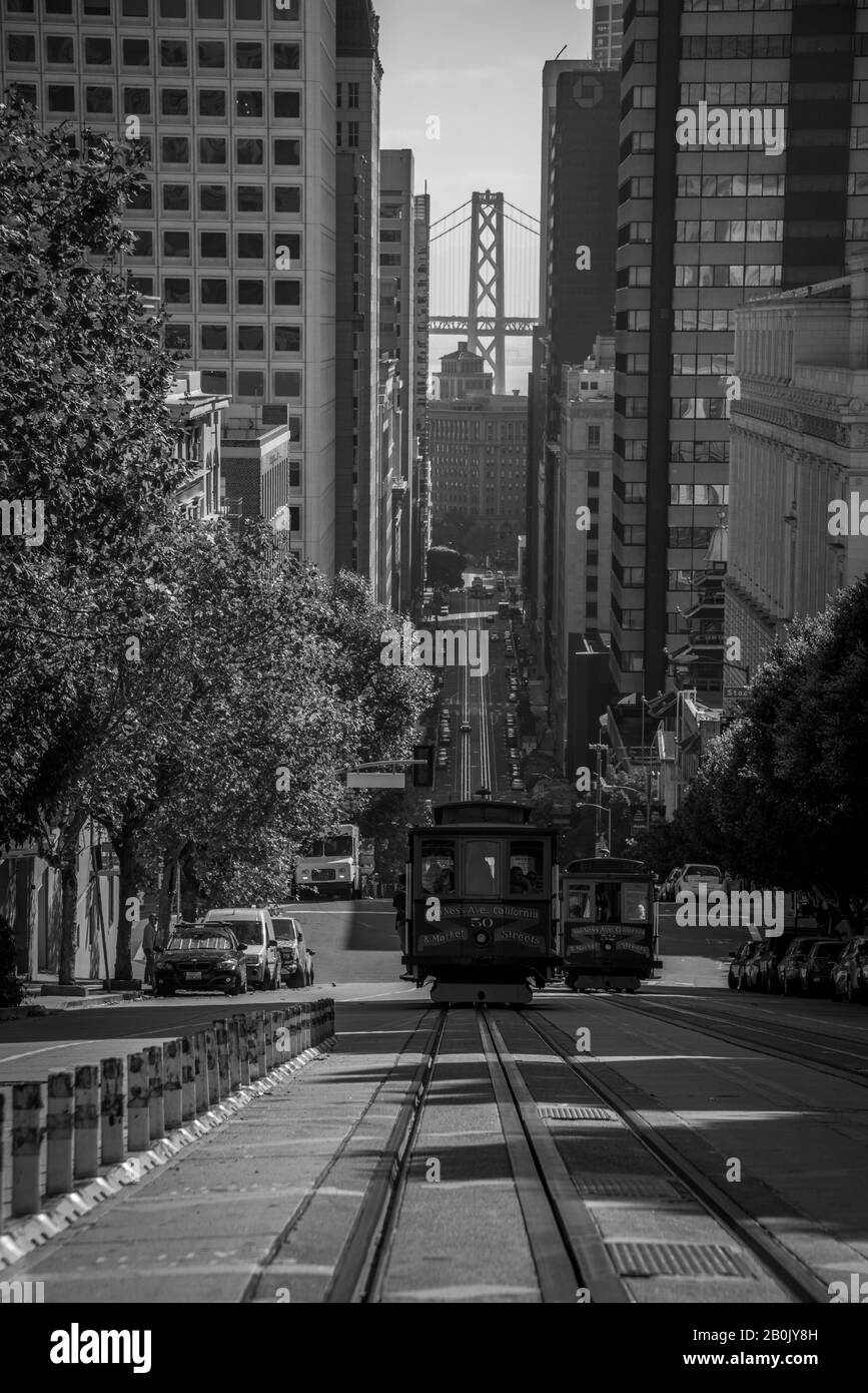 Tramways de San Francisco vers le port Banque D'Images