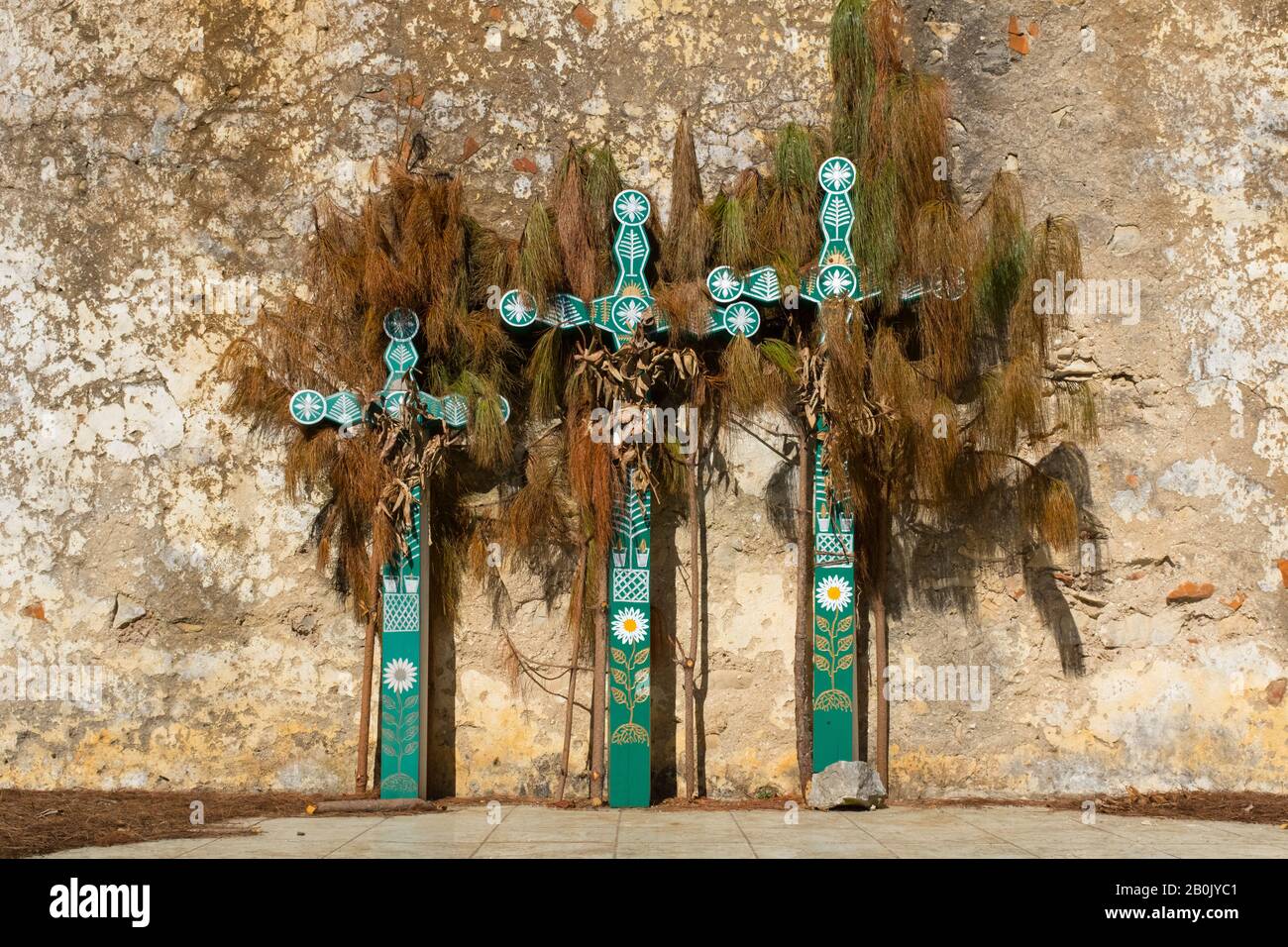 Croix mayas vertes dans l'ancienne église, Chamula, Chiapas Highlands, Mexique Banque D'Images