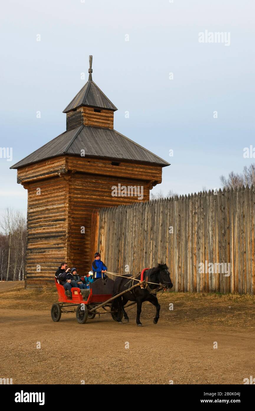 RUSSIE, SIBÉRIE, PRÈS D'IRKOUTSK, TALTSY MUSÉE EN PLEIN AIR DE L'ARCHITECTURE EN BOIS, TROÏKA WAGON Banque D'Images RUSSIE, SIBÉRIE, PRÈS D'IRKOUTSK, TALTSY MUSÉE EN PLEIN AIR DE L'ARCHITECTURE EN BOIS, TROÏKA WAGON Banque D'Images