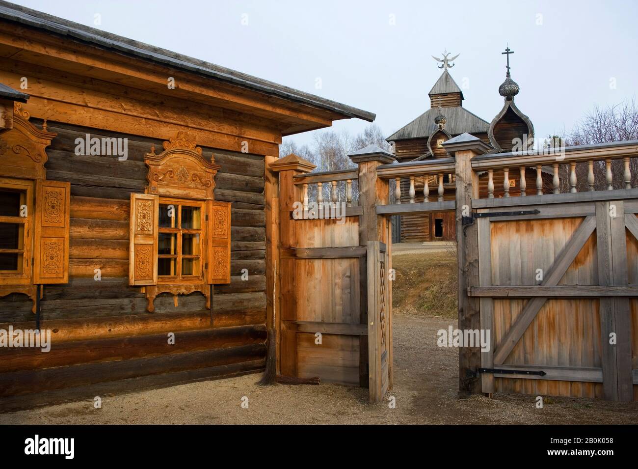 RUSSIE, SIBÉRIE, PRÈS D'IRKOUTSK, TALTSY MUSÉE EN PLEIN AIR DE L'ARCHITECTURE EN BOIS, MAISON Banque D'Images RUSSIE, SIBÉRIE, PRÈS D'IRKOUTSK, TALTSY MUSÉE EN PLEIN AIR DE L'ARCHITECTURE EN BOIS, MAISON Banque D'Images