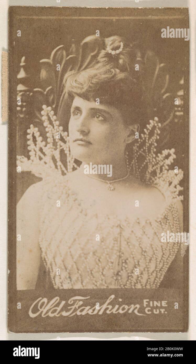 Actrice portant un col montant élaboré, de la série Acteresses (N664) promotion de la mode ancienne coupe fine tabac, 1888–90, photo d'Albumen, feuille: 3 3/8 po. × 2 po. (8,5 × 5,1 cm Banque D'Images
