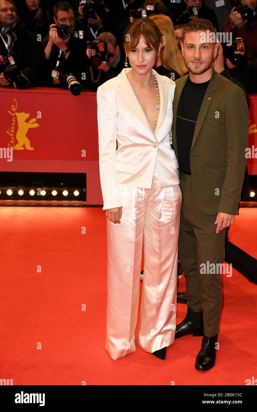 Berlin, Allemagne. 20 février 2020. 70ème Berlinale, gala d'ouverture : l'actrice Peri Baumeister et l'acteur Jannik Schuemann lors de la cérémonie d'ouverture du Festival International du Film. La Berlinale ouvre le film « My Salinger Year ». Crédit: Jörg Carstensen/Dpa/Alay Live News Banque D'Images