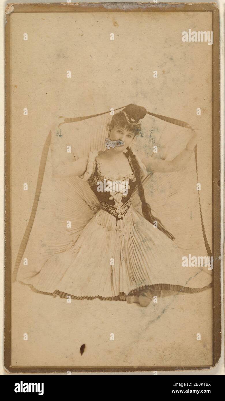 Actrice portant une jupe plissée, de la série Acteresses (N668), CA. 1888, photo d'Albumen, feuille : 3 3/4 × 2 1/16 po. (9,5 × 5,2 cm Banque D'Images