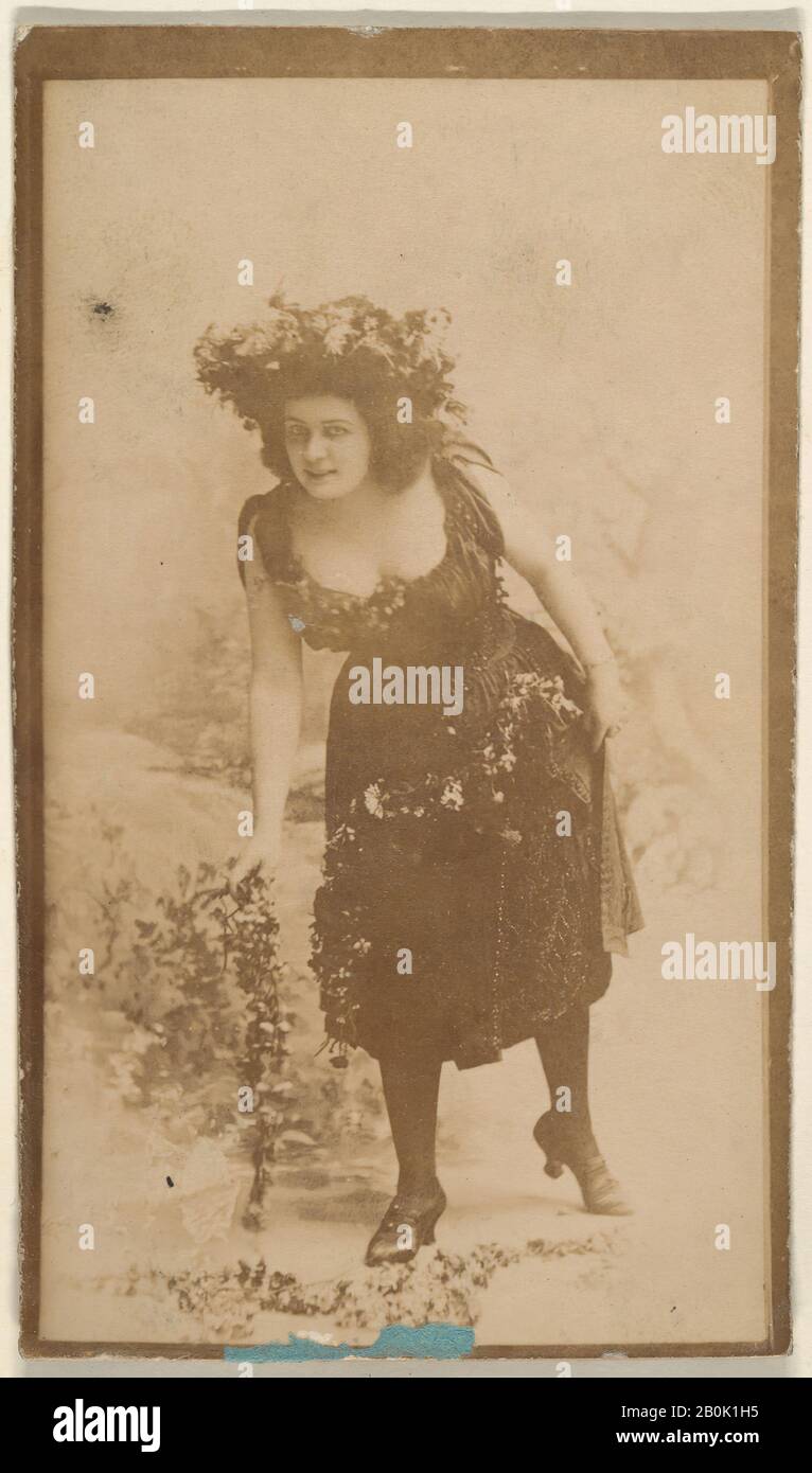 Actrice vêtue de costume avec tête fleurie, de la série Acteresses (N668), CA. 1888, photo d'Albumen, feuille : 3 3/4 × 2 1/16 po. (9,5 × 5,2 cm Banque D'Images