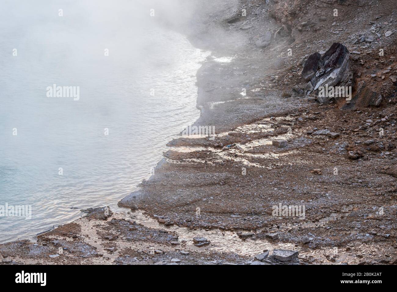 Terre perdue et piscine d'eau sombre et miseuse. Banque D'Images