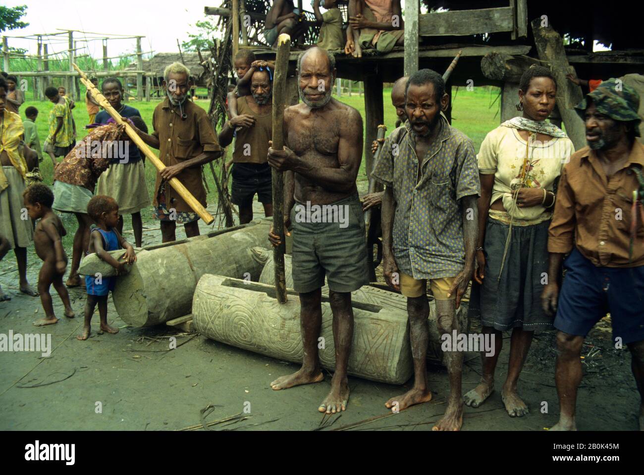 PAPOUASIE-NOUVELLE-GUINÉE, SEPIK RIVER, PETIT VILLAGE, TAMBOUR DE FENTE-GONG Banque D'Images