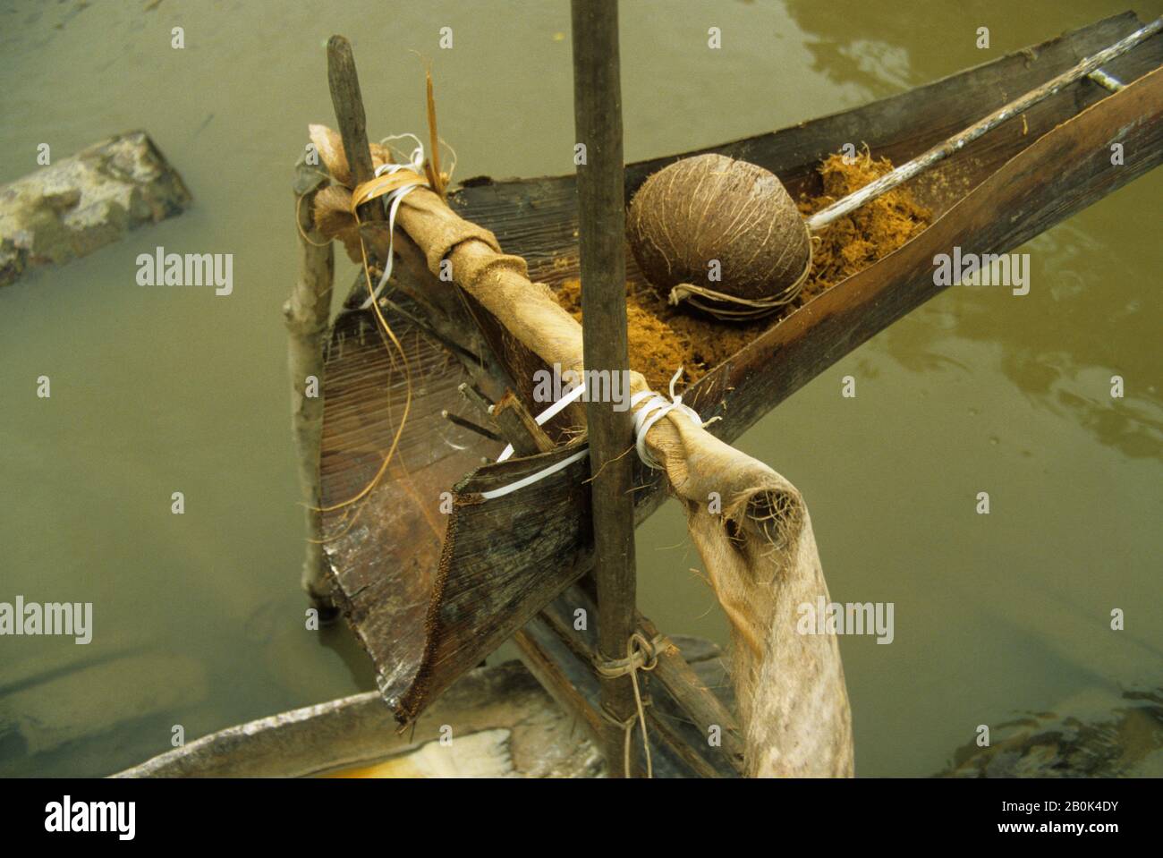 PAPOUASIE-NOUVELLE-GUINÉE, SEPIK RIVER, PRÈS D'ANGORAM, PETIT VILLAGE, TRANSFORMATION DES PALMIER SAGOU Banque D'Images