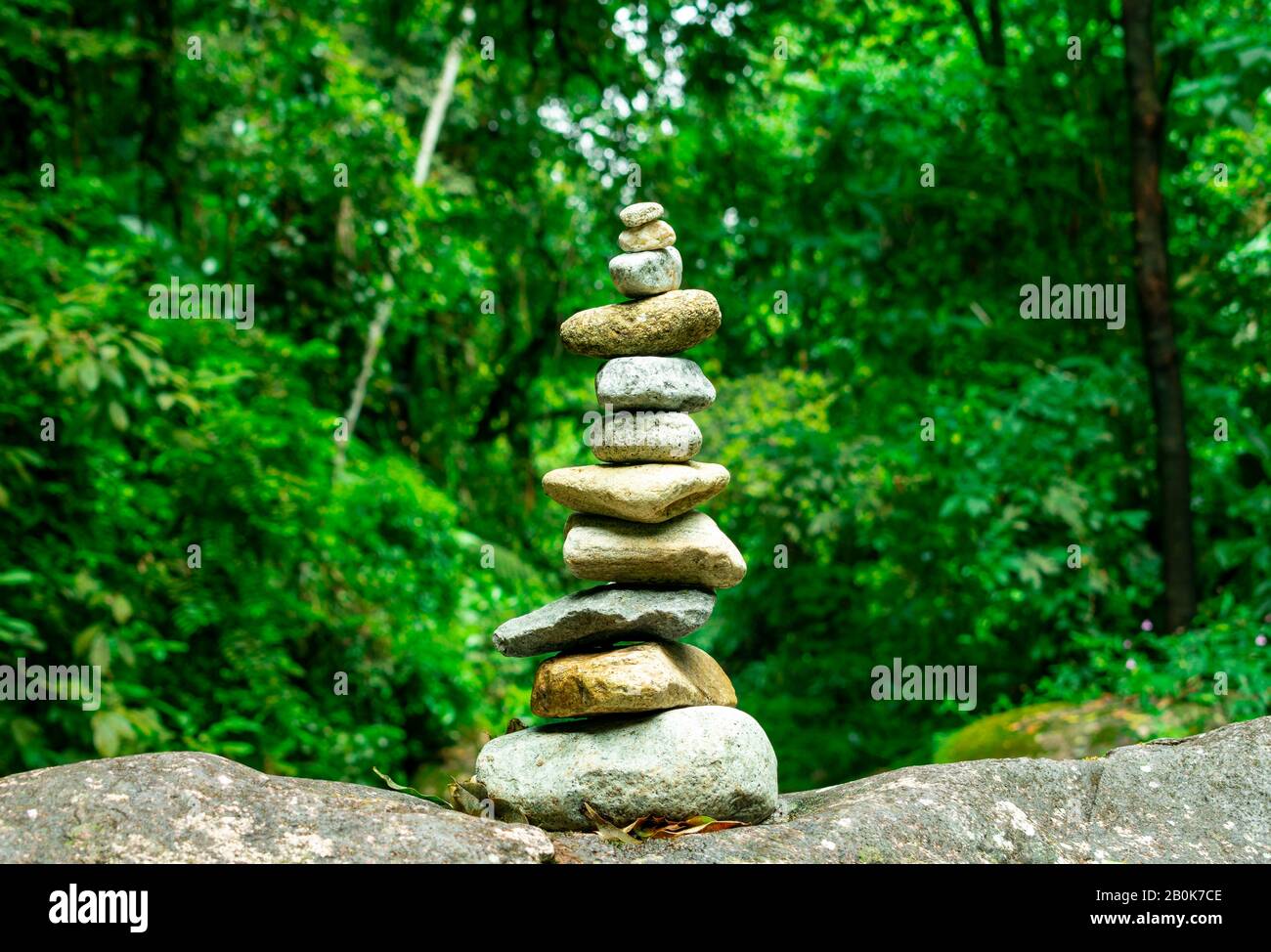 Pile de pierres avec un fond vert de forêt tropicale Banque D'Images Pile de pierres avec un fond vert de forêt tropicale Banque D'Images