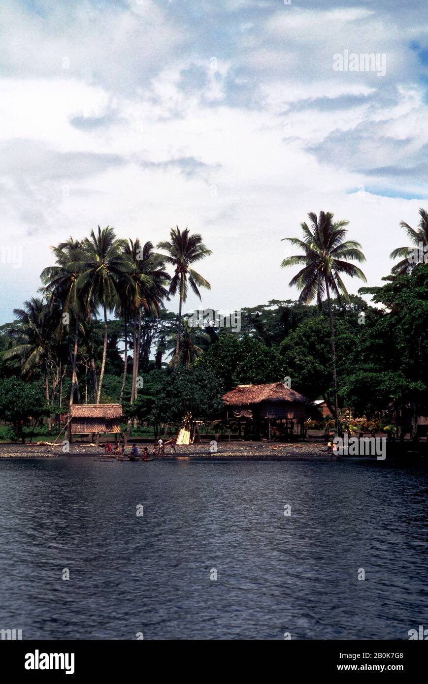 PAPOUASIE-NOUVELLE-GUINÉE, BISMARCK ARCHIPELIGO, ÎLE LONGUE, VUE SUR LE VILLAGE DEPUIS LA MER Banque D'Images PAPOUASIE-NOUVELLE-GUINÉE, BISMARCK ARCHIPELIGO, ÎLE LONGUE, VUE SUR LE VILLAGE DEPUIS LA MER Banque D'Images