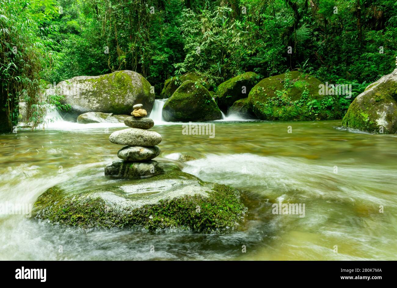 Pile de pierres ia une rivière tropicale de forêt tropicale au Brésil Banque D'Images Pile de pierres ia une rivière tropicale de forêt tropicale au Brésil Banque D'Images