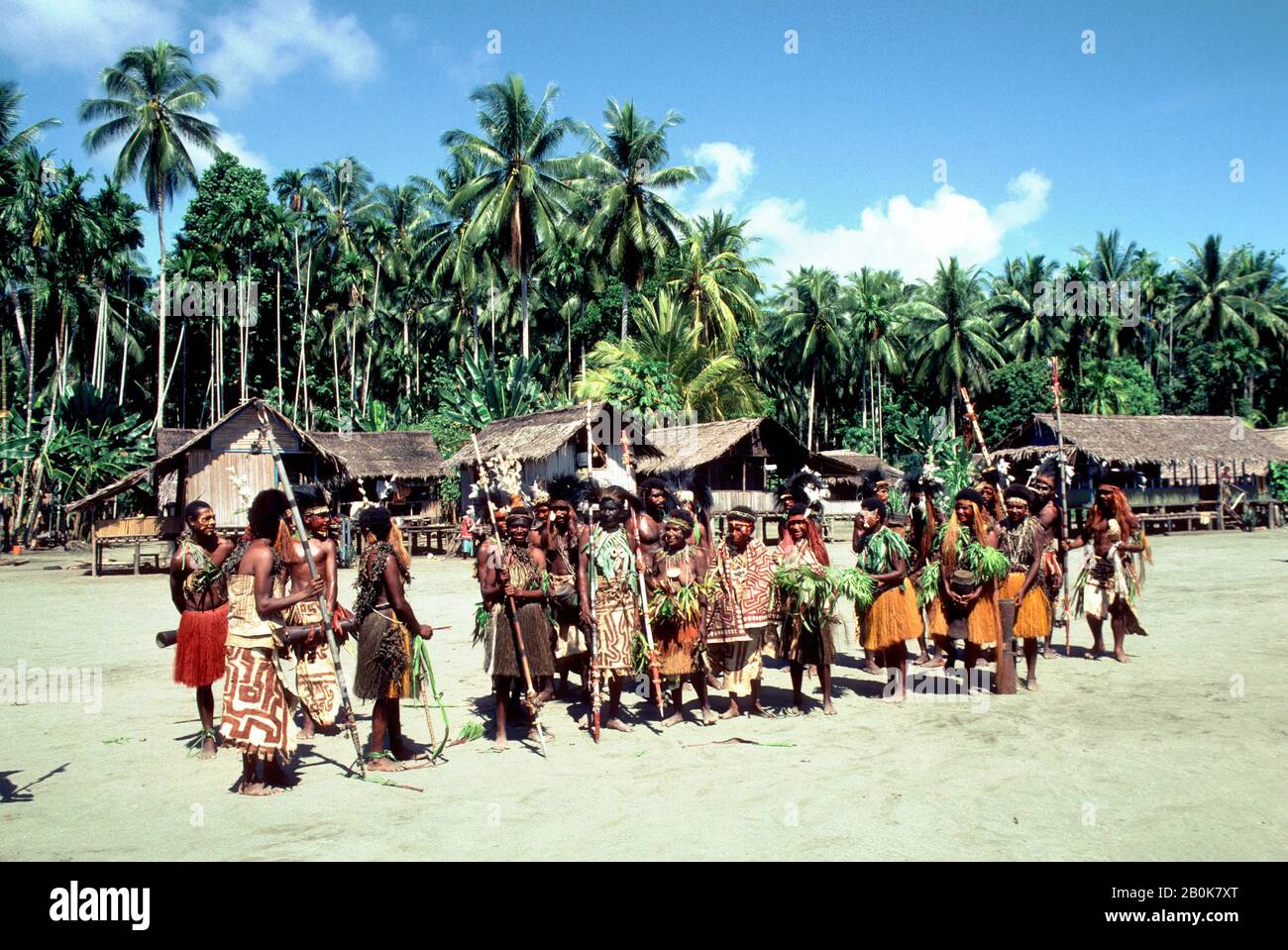 PAPOUASIE-NOUVELLE-GUINÉE, MOROBE, VILLAGE DE DÉCORATION, DANSES CHANSANTES TRADITIONNELLES Banque D'Images