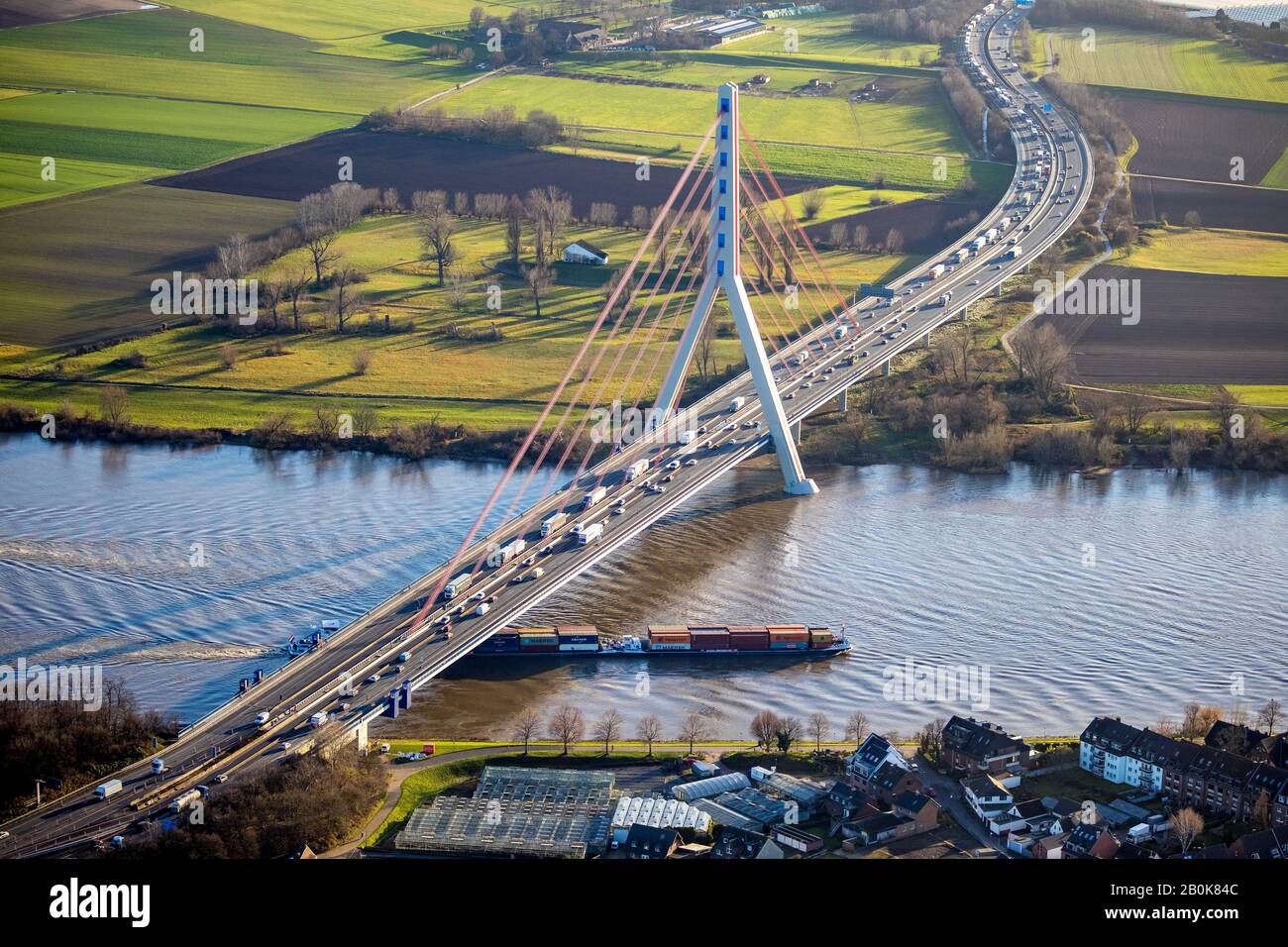 Photo aérienne, Fleher et pont de l'autoroute A46, du Rhin, Düsseldorf, Rhénanie, Hesse, Allemagne, autoroute, autoroute A46, autoroute br Banque D'Images