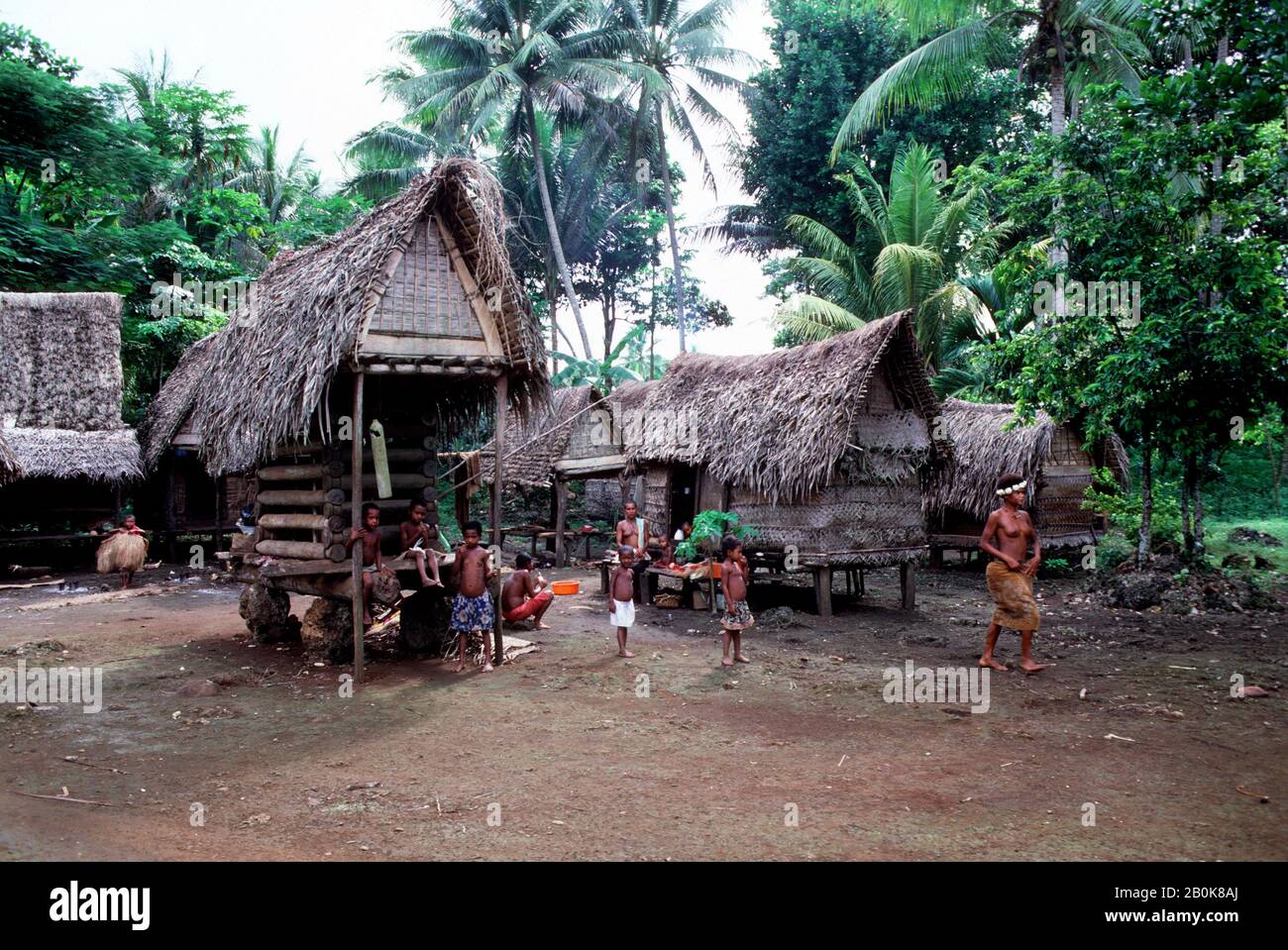 PAPOUASIE-NOUVELLE-GUINÉE, ÎLES TROBRIAND, KIRIWINA ISL., KAIOLA VILLAGE HUTS ET MAISONS YAM TRADITIONNELLES Banque D'Images