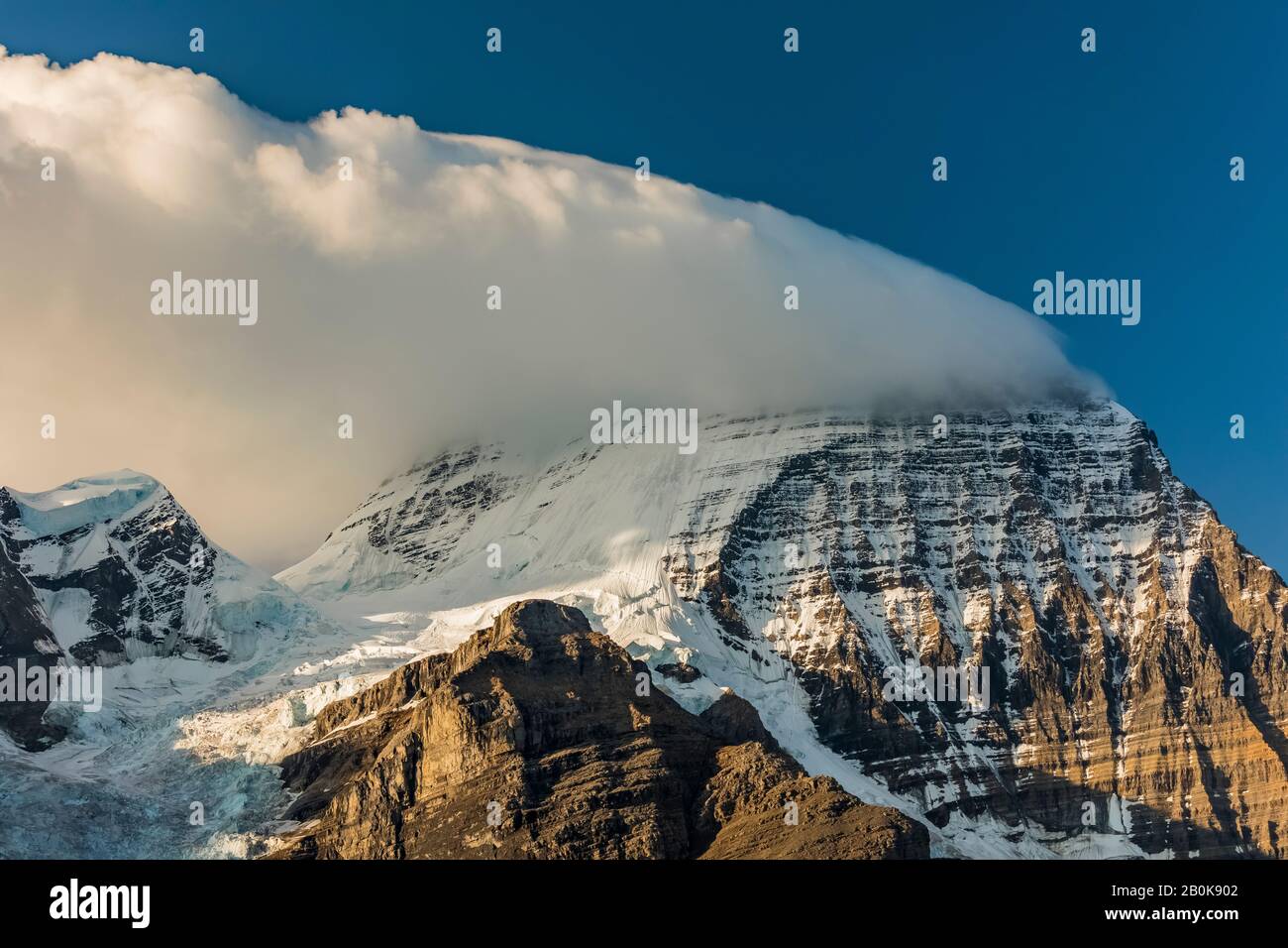 Nuage de bannière assis au sommet du Mont Robson dans le parc provincial du Mont Robson, Colombie-Britannique, Canada Banque D'Images